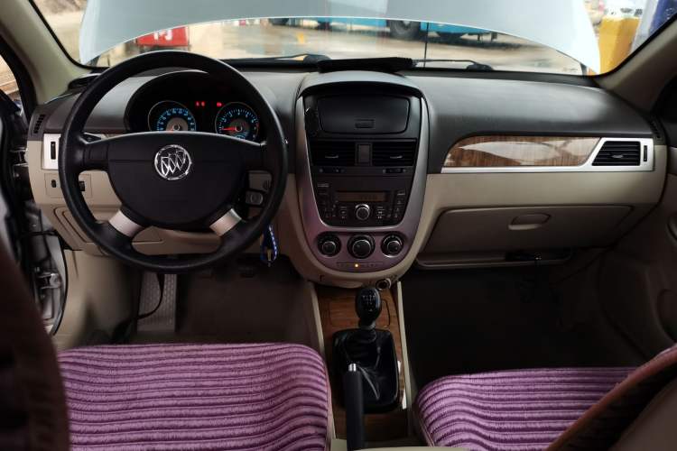 Used Buick Excelle 2015 1.5L Manual Classic Trim Center Console