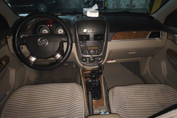Used Buick Excelle 2015 1.5L Manual Classic Trim Center Console
