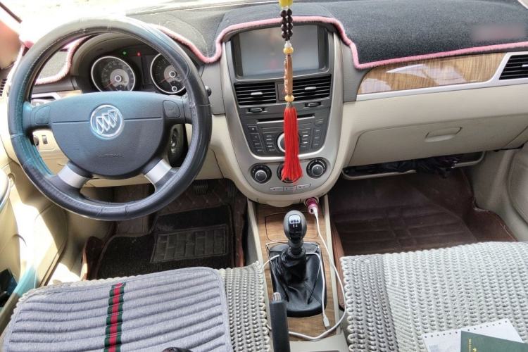 Used Buick Excelle 2015 1.5L Manual Classic Trim Center Console