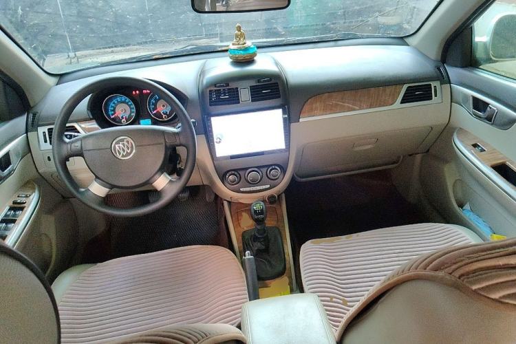Used Buick Excelle 2015 1.5L Manual Classic Trim Center Console
