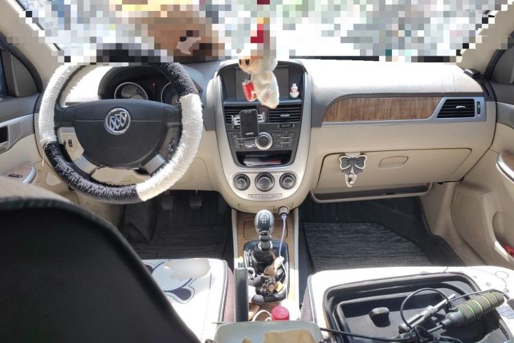 Used Buick Excelle 2015 1.5L Manual Classic Trim Center Console