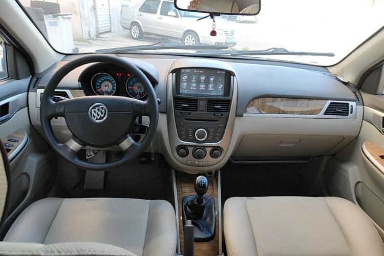 Used Buick Excelle 2015 1.5L Manual Classic Trim Center Console
