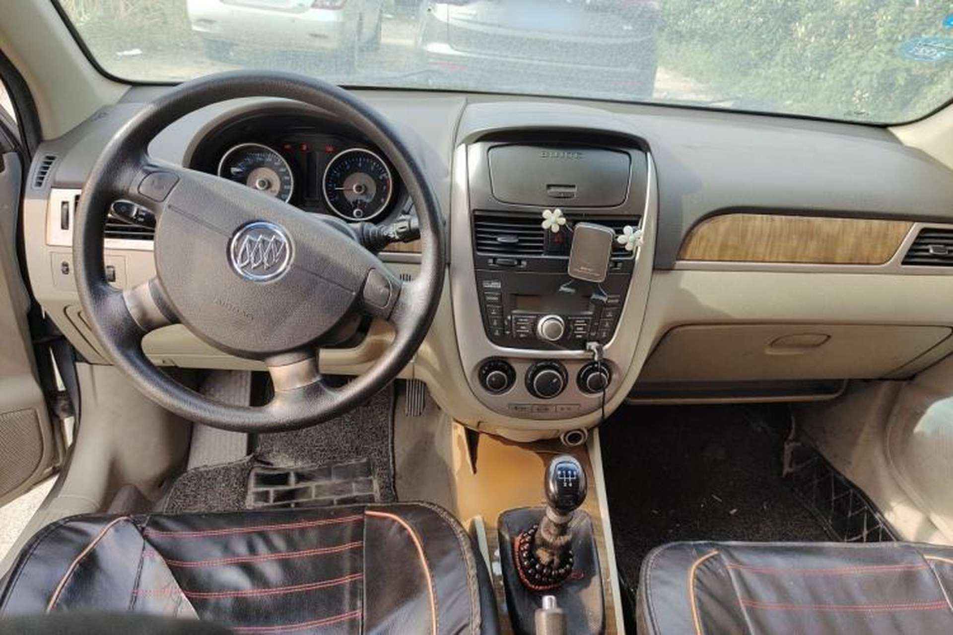 Used Buick Excelle 2015 1.5L Manual Classic Trim Center Console