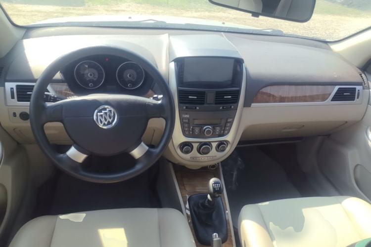 Used Buick Excelle 2015 1.5L Manual Classic Trim Center Console