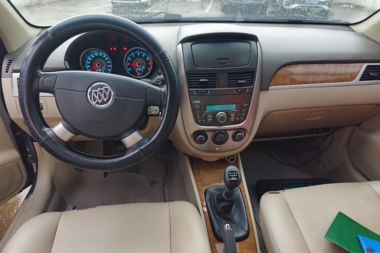 Used Buick Excelle 2015 1.5L Manual Luxury Model Center Console
