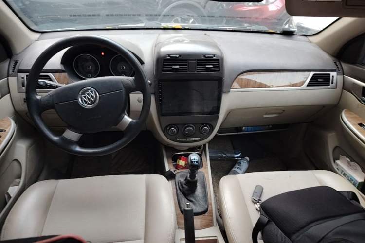 Used Buick Excelle 2015 1.5L Manual Classic Trim Center Console