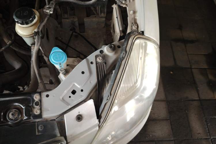 Used Buick Excelle 2015 1.5L Manual Classic Trim Engine Bay Left