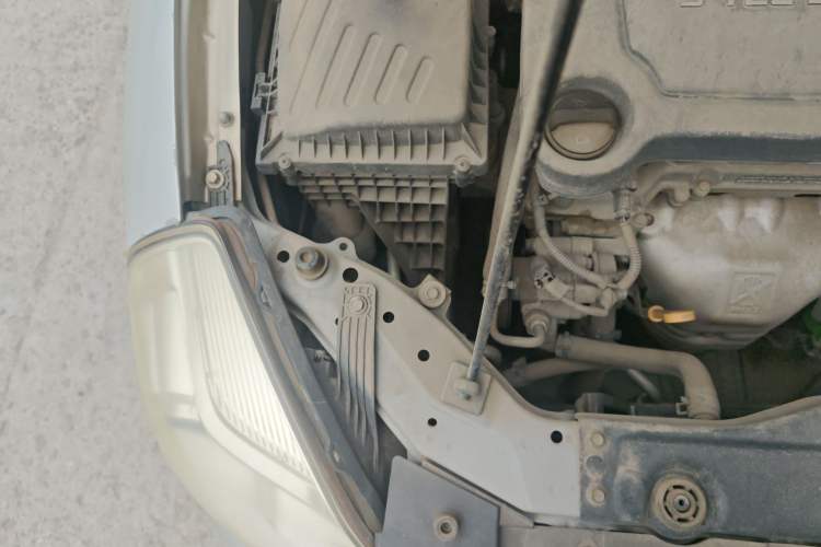 Used Buick Excelle 2015 1.5L Manual Classic Trim Engine Bay Right