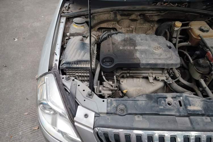 Used Buick Excelle 2015 1.5L Manual Classic Trim Engine Bay Right