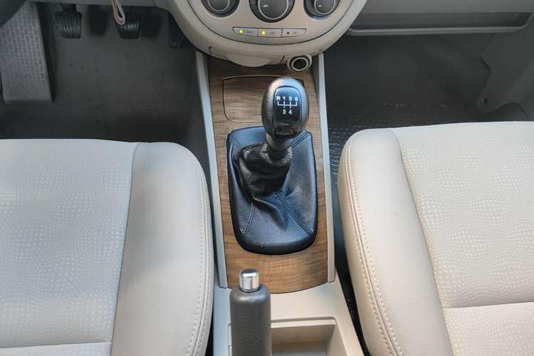 Used Buick Excelle 2015 1.5L Manual Classic Trim Gear Lever