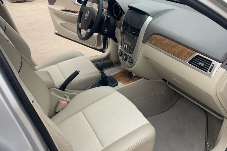 Used Buick Excelle 2015 1.5L Manual Classic Trim Interior 3