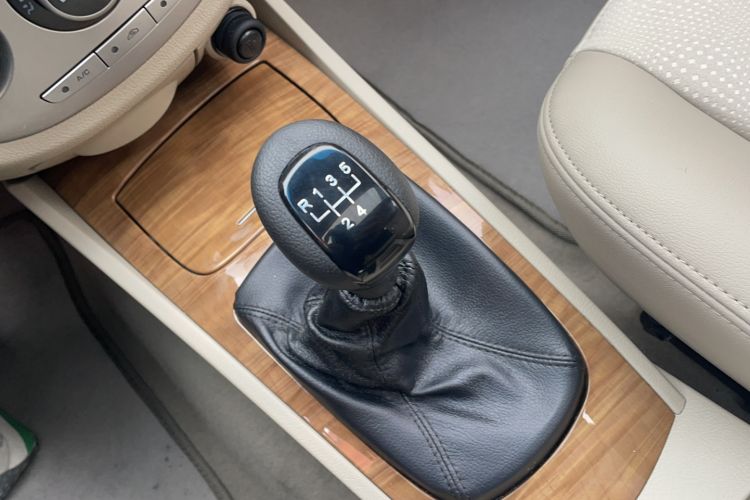 Used Buick Excelle 2015 1.5L Manual Classic Trim Interior 6