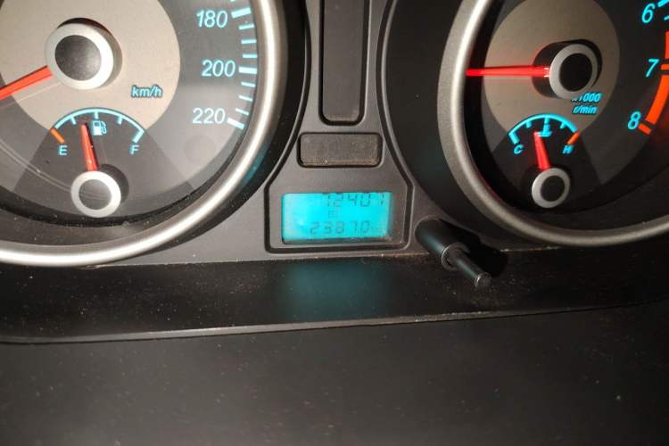 Used Buick Excelle 2015 1.5L Manual Classic Trim Odometer Close Up
