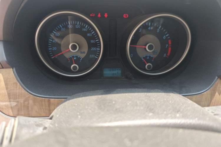 Used Buick Excelle 2015 1.5L Manual Classic Trim Odometer Close Up