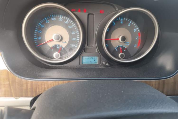 Used Buick Excelle 2015 1.5L Manual Classic Trim Odometer Close Up