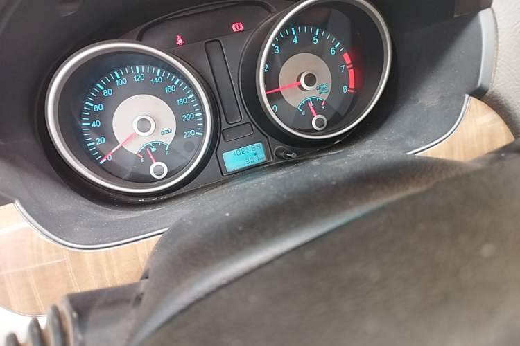 Used Buick Excelle 2015 1.5L Manual Classic Trim Odometer Close Up