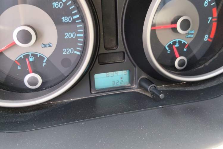 Used Buick Excelle 2015 1.5L Manual Classic Trim Odometer Close Up