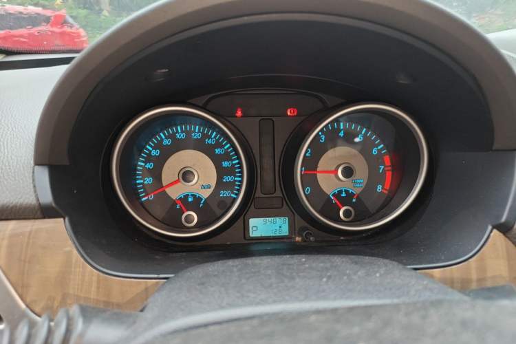 Used Buick Excelle 2015 1.5L Automatic Classic Model Odometer Close Up