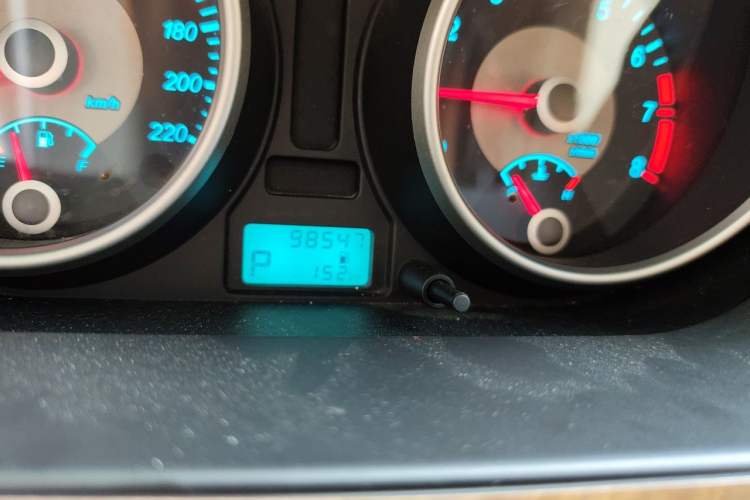 Used Buick Excelle 2015 1.5L Automatic Classic Model Odometer Close Up