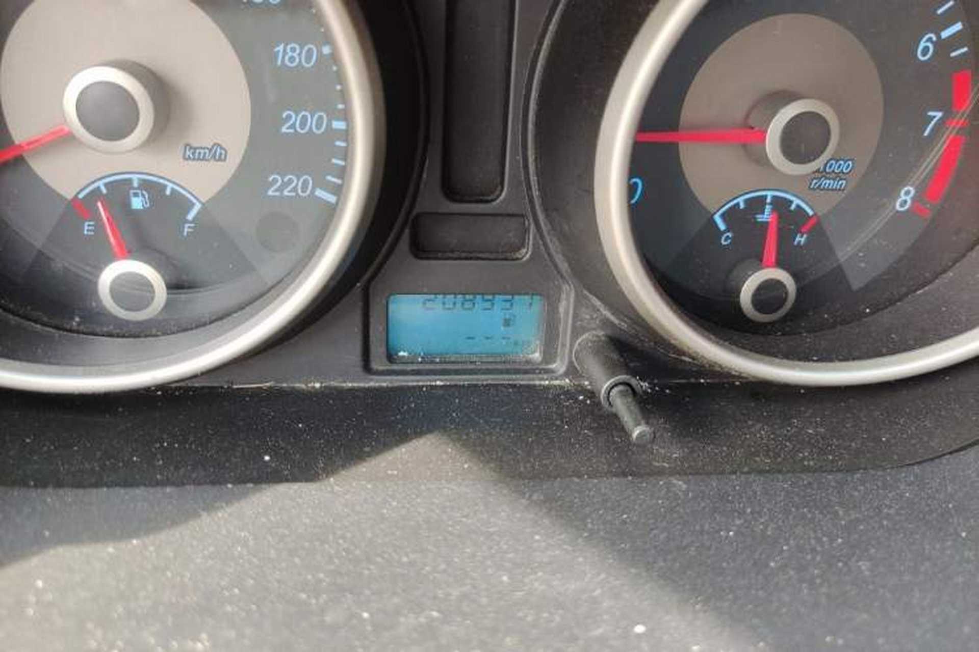 Used Buick Excelle 2015 1.5L Manual Classic Trim Odometer Close Up