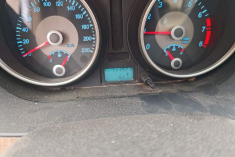 Used Buick Excelle 2015 1.5L Manual Classic Trim Odometer Close Up