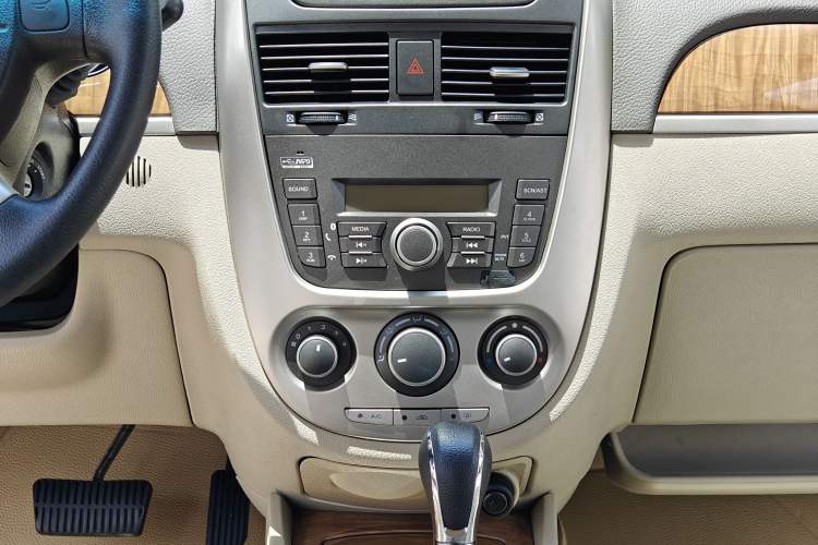 Used Buick Excelle 2015 1.5L Automatic Classic Model Audio And AC Panel
