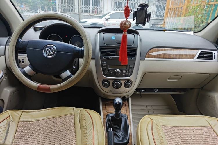 Used Buick Excelle 2015 1.5L Manual Classic Trim Center Console