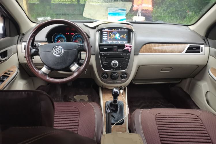 Used Buick Excelle 2015 1.5L Manual Classic Trim Center Console
