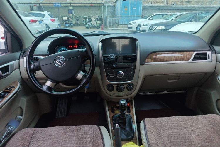 Used Buick Excelle 2015 1.5L Manual Classic Trim Center Console
