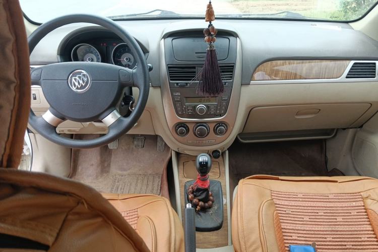 Used Buick Excelle 2015 1.5L Manual Classic Trim Center Console