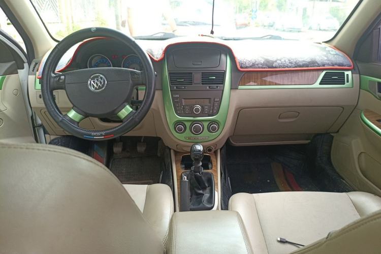 Used Buick Excelle 2015 1.5L Manual Classic Trim Center Console