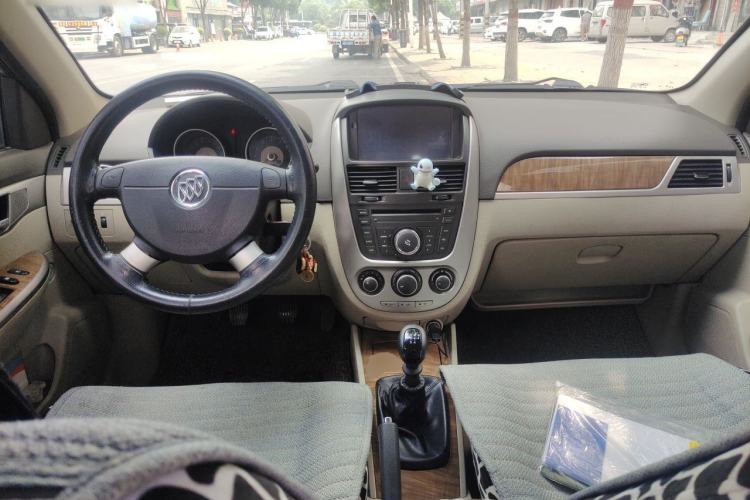 Used Buick Excelle 2015 1.5L Manual Classic Trim Center Console
