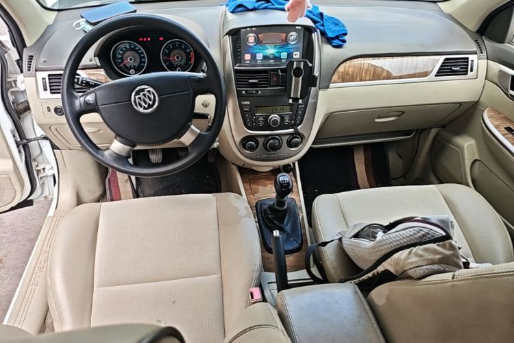 Used Buick Excelle 2015 1.5L Manual Classic Trim Center Console