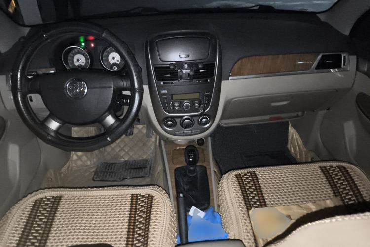 Used Buick Excelle 2015 1.5L Manual Classic Trim Center Console