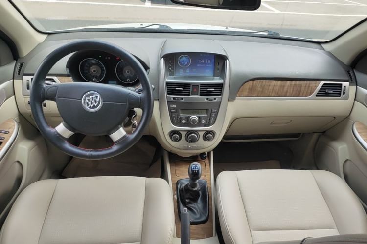 Used Buick Excelle 2015 1.5L Manual Classic Trim Center Console