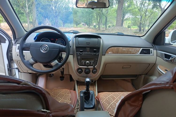 Used Buick Excelle 2015 1.5L Manual Classic Trim Center Console