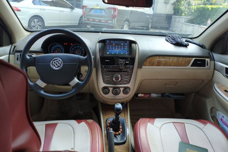 Used Buick Excelle 2015 1.5L Manual Classic Trim Center Console