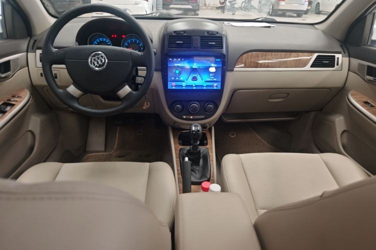 Used Buick Excelle 2015 1.5L Manual Classic Trim Center Console