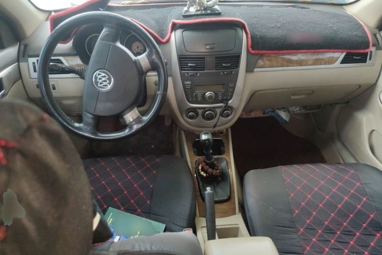 Used Buick Excelle 2015 1.5L Manual Classic Trim Center Console
