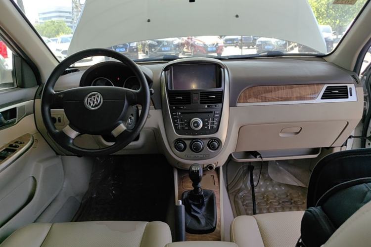 Used Buick Excelle 2015 1.5L Manual Classic Trim Center Console