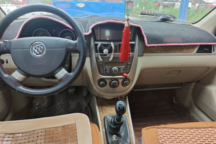 Used Buick Excelle 2015 1.5L Manual Classic Trim Center Console