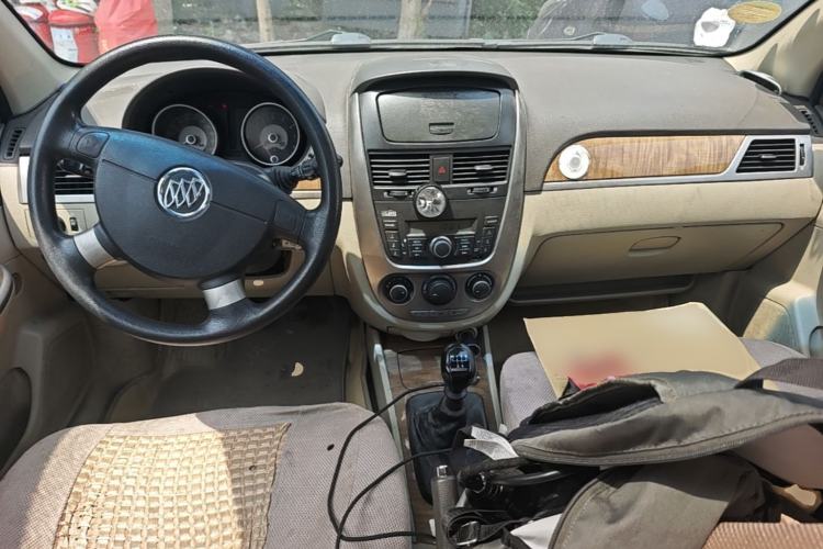 Used Buick Excelle 2015 1.5L Manual Classic Trim Center Console