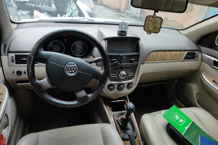 Used Buick Excelle 2015 1.5L Manual Classic Trim Center Console