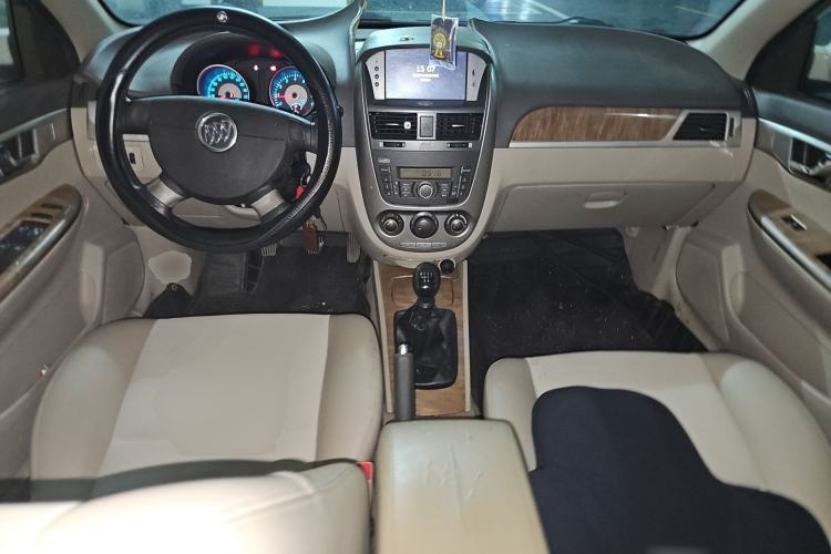 Used Buick Excelle 2015 1.5L Manual Classic Trim Center Console