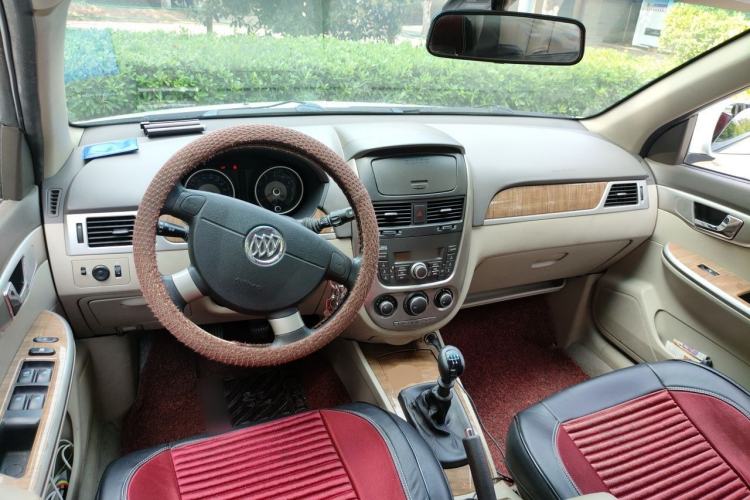 Used Buick Excelle 2015 1.5L Manual Classic Trim Center Console