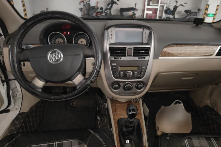 Used Buick Excelle 2015 1.5L Manual Classic Trim Center Console