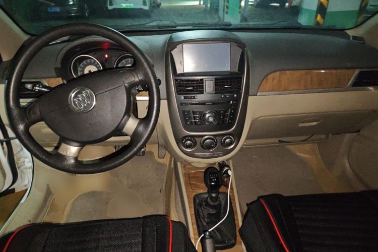 Used Buick Excelle 2015 1.5L Manual Classic Trim Center Console