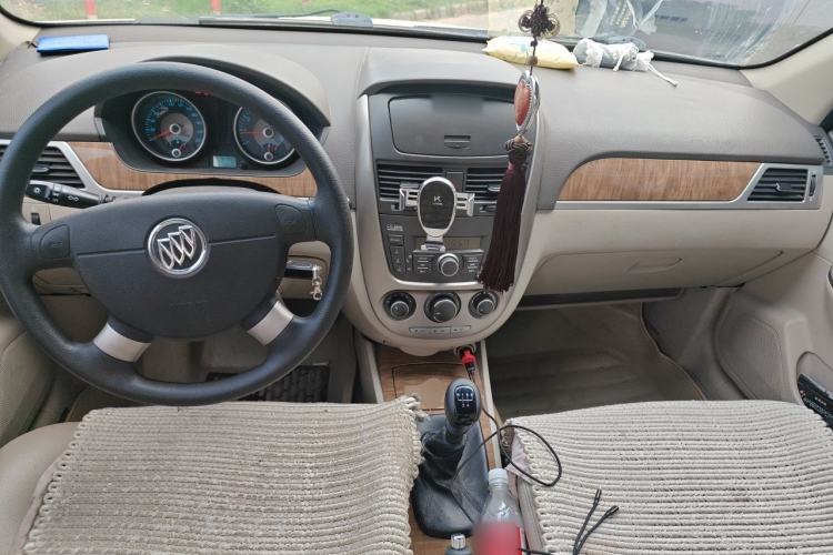 Used Buick Excelle 2015 1.5L Manual Classic Trim Center Console