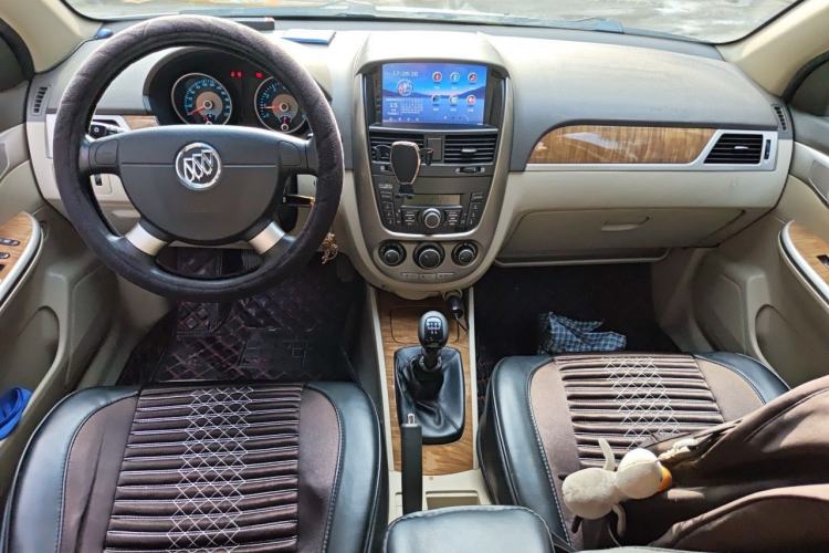 Used Buick Excelle 2015 1.5L Manual Classic Trim Center Console