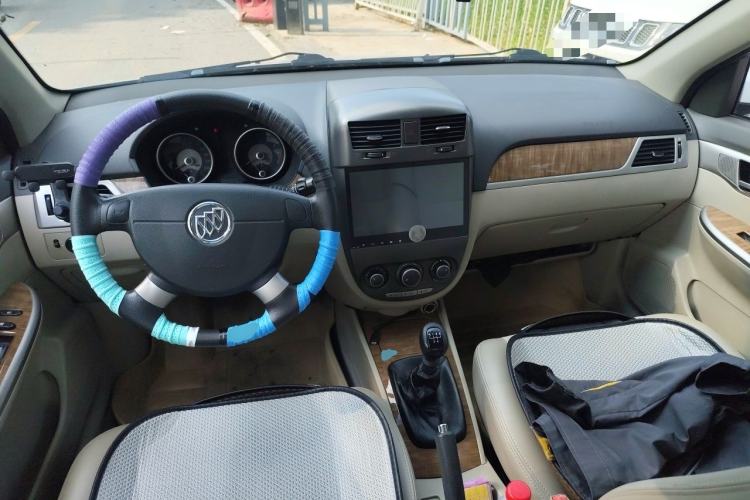 Used Buick Excelle 2015 1.5L Manual Classic Trim Center Console